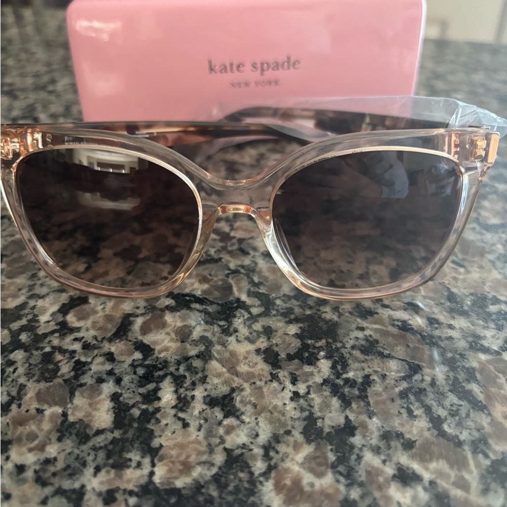 NWOT Kate Spade Sunglasses with case and cleaning cloth